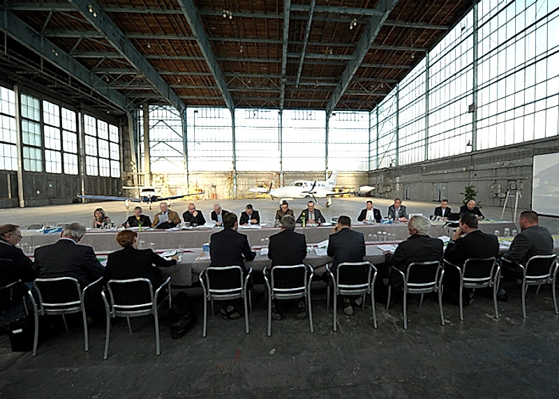 445 airport neuhardenberg konferenz 1