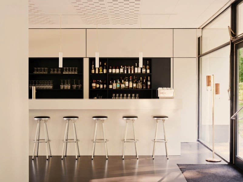 plush74 eternithaus im hansaviertel bar entrance terrace 3